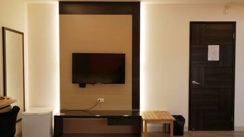 Habitación cuádruple económica, 2 camas dobles | Mobiliario individual, escritorio, cortinas opacas y camas supletorias