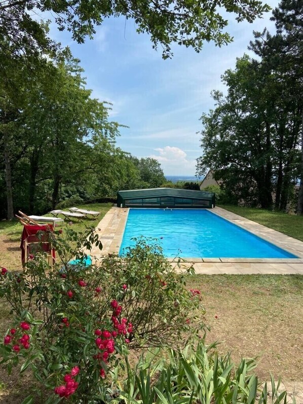 Una piscina al aire libre