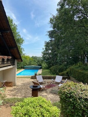 Outdoor pool - Villa above vineyards with swimming pool (Givry)