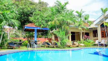 Una piscina al aire libre