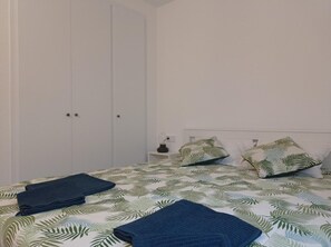 2 bedrooms, iron/ironing board, free WiFi, bed sheets