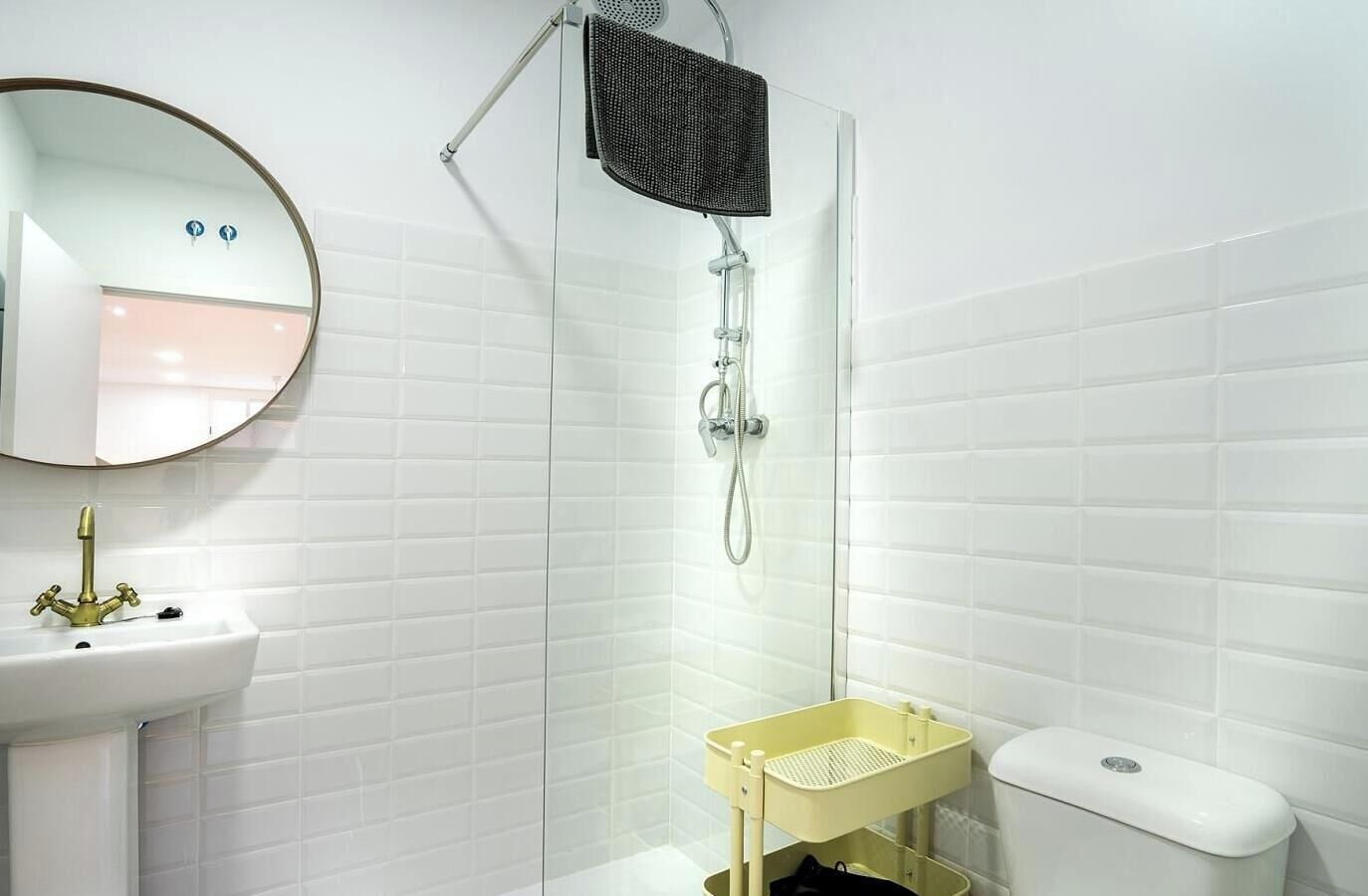 Badewanne, Haartrockner, Handtücher