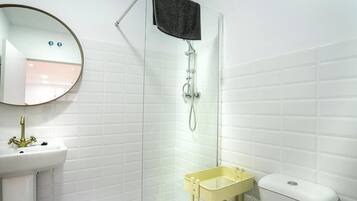 Badewanne, Haartrockner, Handtücher