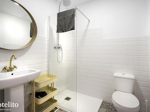 Badekar, hårtørrer, håndklæder