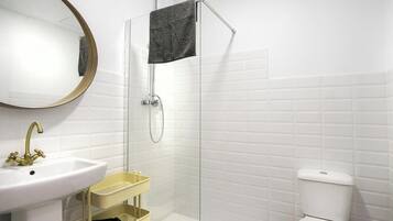 Bathtub, hair dryer, towels