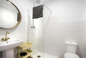 Bathtub, hair dryer, towels - Hotelito Boutique Mercat 1 (Hospitalet de Llobregat, Barcelona)