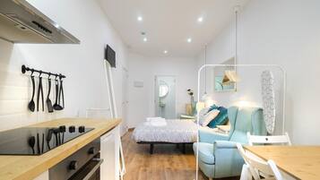 2 bedrooms, iron/ironing board, internet, bed sheets