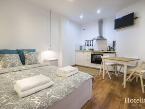 2 slaapkamers, een strijkplank/strijkijzer, internet, beddengoed
