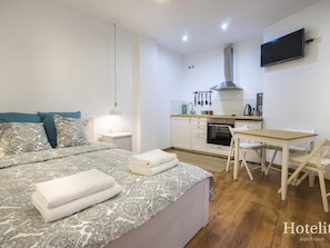 2 slaapkamers, een strijkplank/strijkijzer, internet, beddengoed