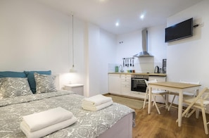 2 bedrooms, iron/ironing board, Internet, bed sheets