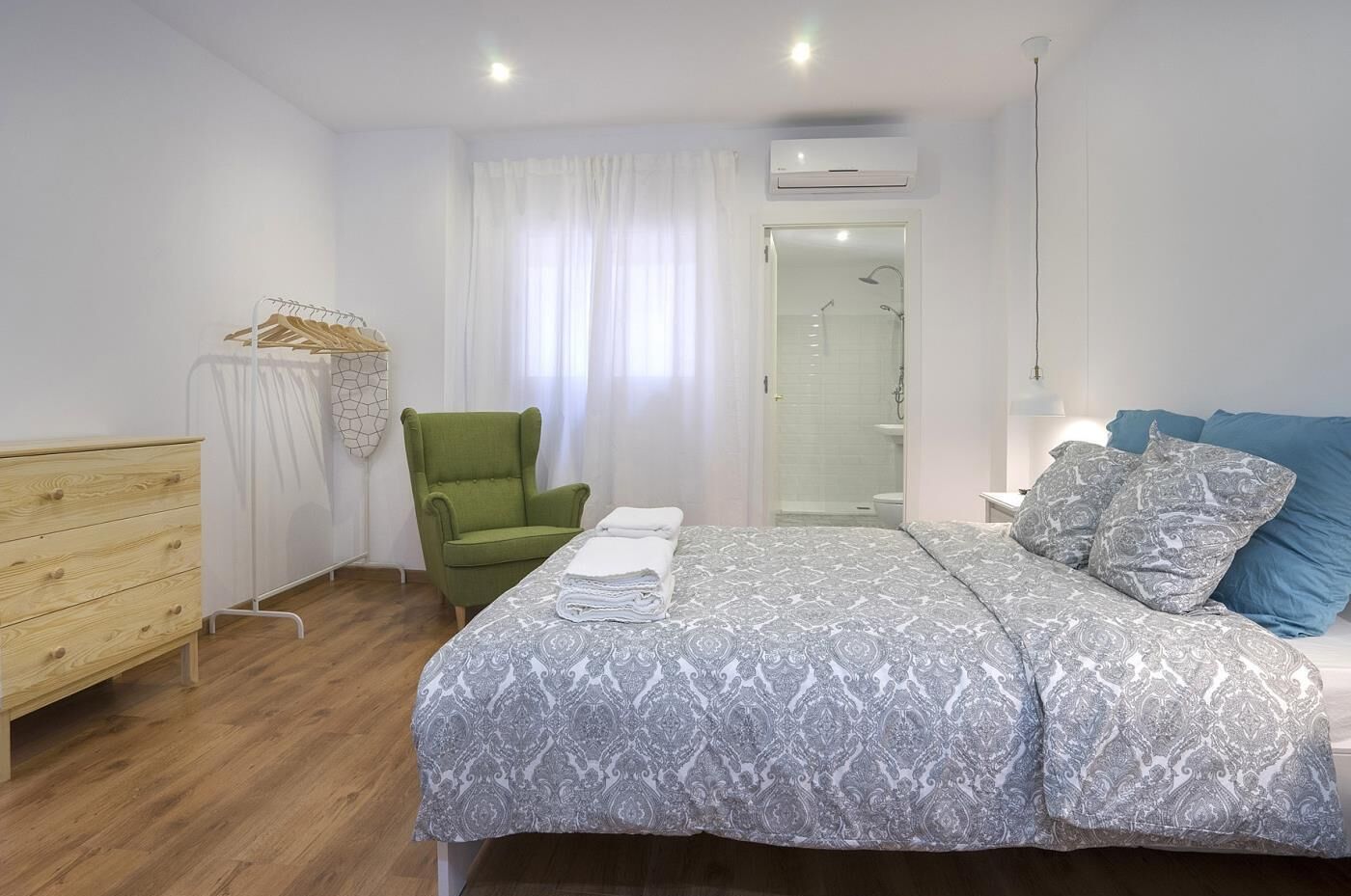 2 bedrooms, iron/ironing board, internet, bed sheets