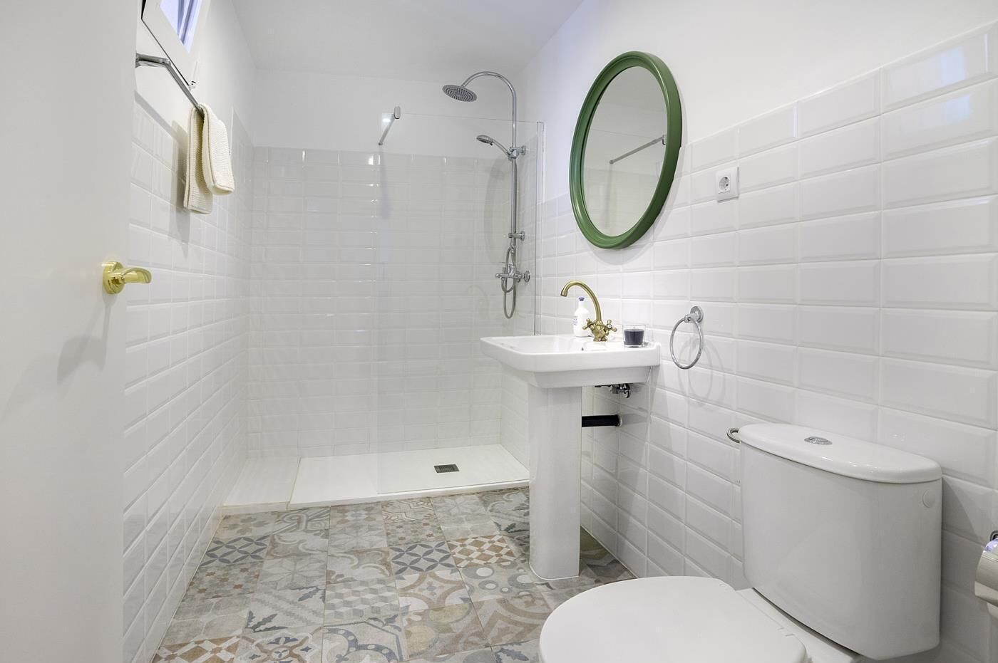 Baignoire, sèche-cheveux, serviettes fournies