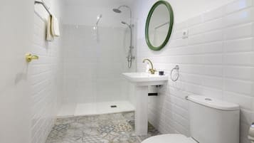 Bathtub, hair dryer, towels