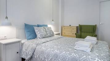 2 bedrooms, iron/ironing board, internet, bed sheets