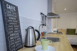 Réfrigérateur, four, chaise haute