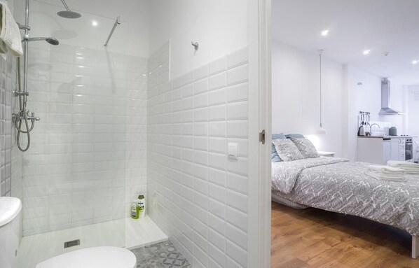Bathtub, hair dryer, towels - Hotelito Boutique Camp Nou 1 (Hospitalet de Llobregat, Barcelona.)