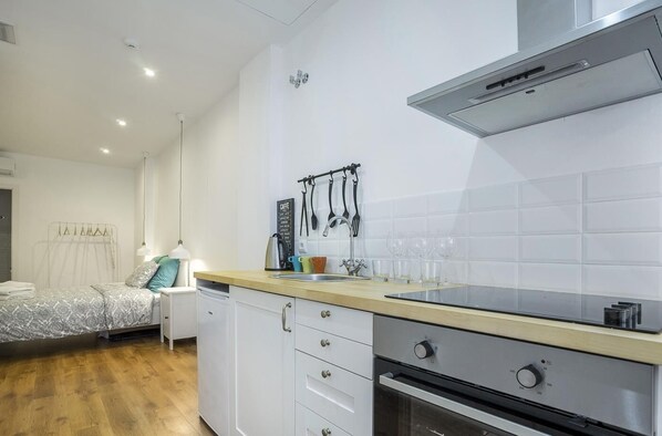 Refrigerador, horno, periquera y utensilios de cocina 