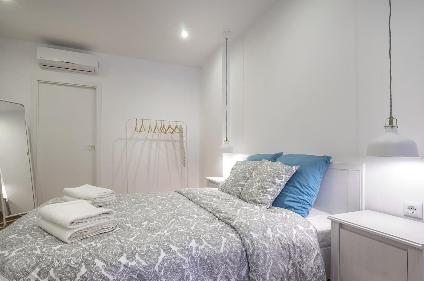 2 dormitorios, tabla de planchar con plancha, Internet y ropa de cama