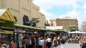 Une rue animée, bordée de boutiques et dotée d’espaces de terrasses.