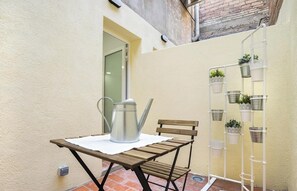 Outdoor dining - Hotelito Boutique Mercat 2 (Hospitalet de Llobregat, Barcelona)