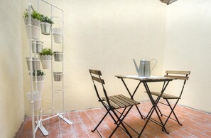 Outdoor dining - Hotelito Boutique Mercat 2 (Hospitalet de Llobregat, Barcelona)