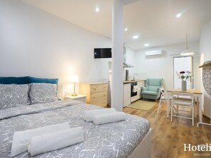 1 slaapkamer, een strijkplank/strijkijzer, internet, beddengoed
