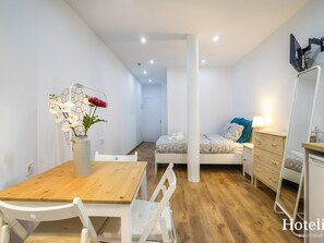 1 slaapkamer, een strijkplank/strijkijzer, internet, beddengoed