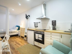 1 slaapkamer, een strijkplank/strijkijzer, internet, beddengoed