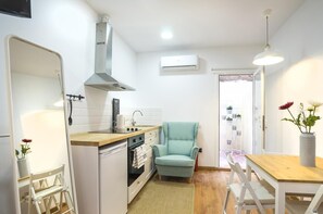 Een koelkast, een oven, een koffiezetapparaat/waterkoker