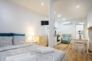 1 slaapkamer, een strijkplank/strijkijzer, internet, beddengoed