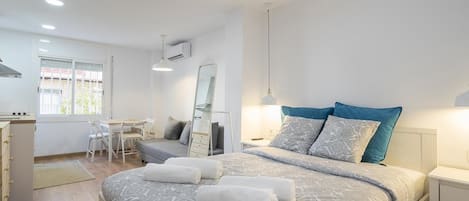 2 bedrooms, iron/ironing board, internet, bed sheets