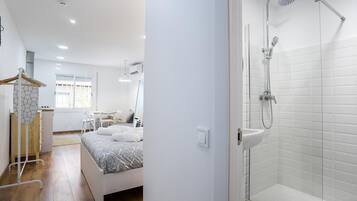 2 bedrooms, iron/ironing board, internet, bed sheets