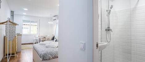 2 bedrooms, iron/ironing board, internet, bed sheets