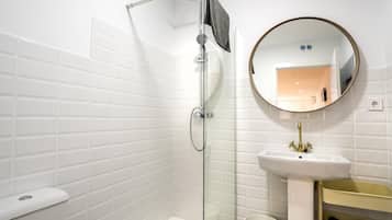 Bathtub, hair dryer, towels