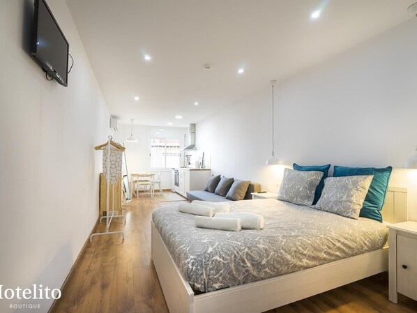 2 bedrooms, iron/ironing board, internet, bed sheets - Hotelito Boutique Mercat 5 (Hospitalet de Llobregat, Barcelona)