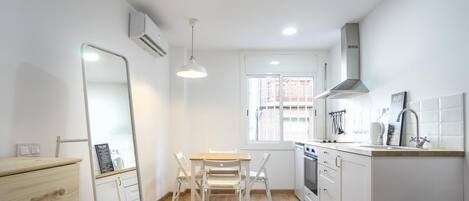 Een koelkast, een oven, een koffiezetapparaat/waterkoker