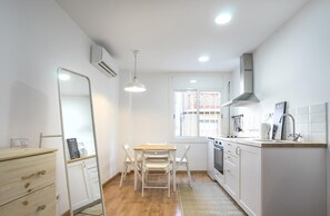 Fridge, oven, coffee/tea maker, cookware/dishes/utensils - Hotelito Boutique Mercat 5 (Hospitalet de Llobregat, Barcelona)