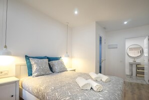 2 bedrooms, iron/ironing board, internet, bed sheets - Hotelito Boutique Mercat 5 (Hospitalet de Llobregat, Barcelona)