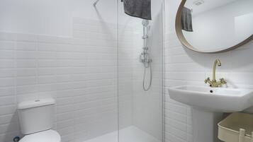 Baignoire, sèche-cheveux, serviettes fournies