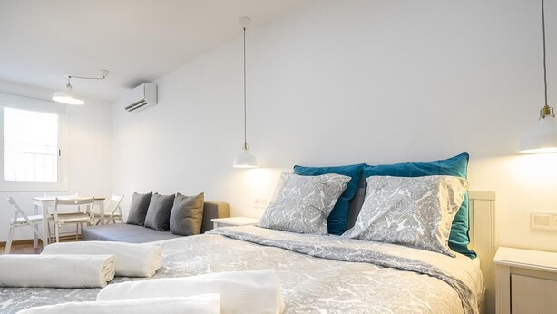 A bedroom with a bed, bedside tables, a desk, and chairs. - Hotelito Boutique Mercat 6 (Hospitalet de Llobregat, Barcelona.)
