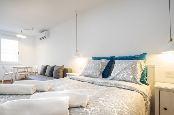 2 bedrooms, iron/ironing board, Internet, bed sheets