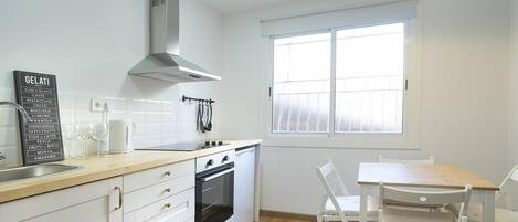 Kühlschrank, Ofen, Wasserkocher mit Kaffee-/Teezubehör