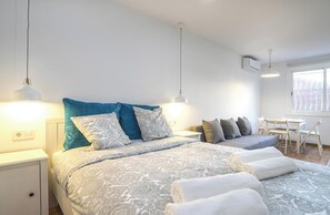 2 slaapkamers, een strijkplank/strijkijzer, internet, beddengoed