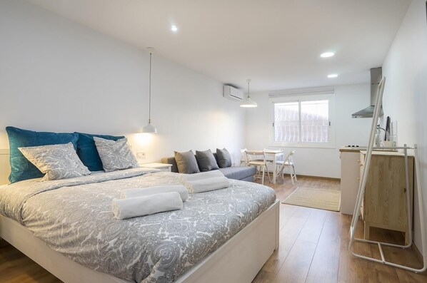 2 bedrooms, iron/ironing board, Internet, bed sheets
