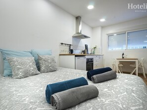 1 habitación, tabla de planchar con plancha, internet y ropa de cama