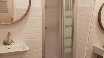 Badkar, hÄrtork och handdukar