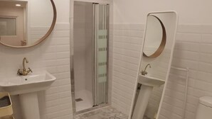 Ein Badezimmer mit Waschbecken, Toilette, Dusche und Spiegel.