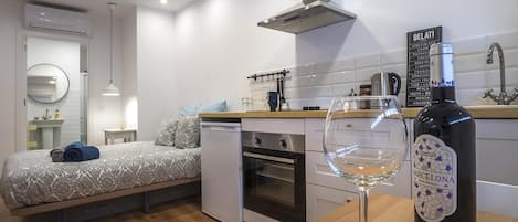 Réfrigérateur, four, batterie de cuisine, vaisselle et ustensiles