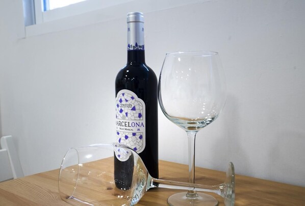 Une bouteille de vin et deux verres à vin sur une table en bois.