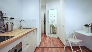 Køleskab, ovn, køkkentøj/tallerkener/redskaber